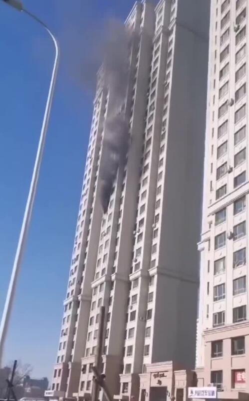 窗户被炸飞!哈尔滨住宅爆炸 一男子被崩出后坠地身亡（实拍图）