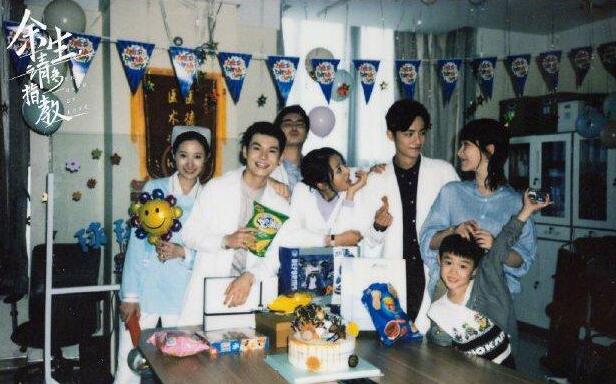 《余生请多指教》杀青照曝光 杨紫肖战有点甜哦