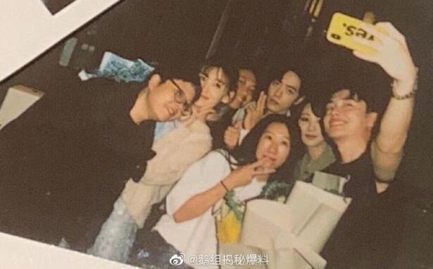 《余生请多指教》杀青照曝光 杨紫肖战有点甜哦