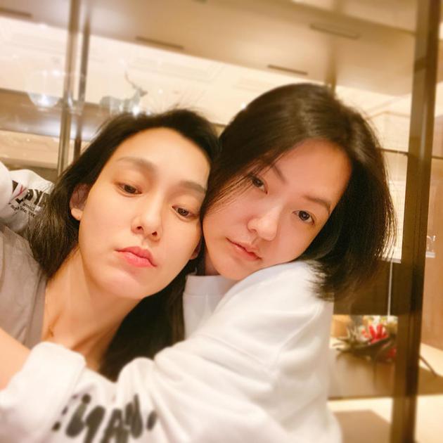 范玮琪晒与小S晒合照力破不和谣言  网友：乍一看长得还挺像