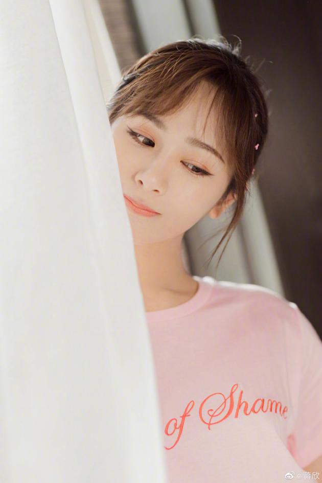 蒋欣晒照为杨紫庆生：全世界你最可爱姐姐爱你！