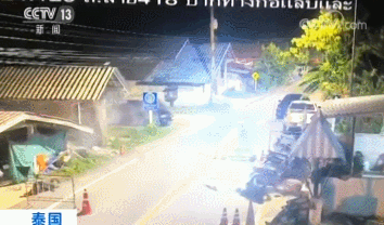 惨烈!泰国检查站遭袭致15人死亡 爆炸现场火光冲天