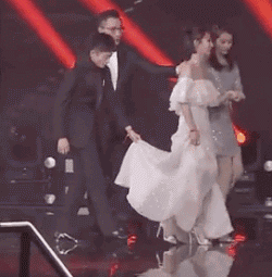 男神为杨紫庆生画风清奇：晒自拍照还没有礼物