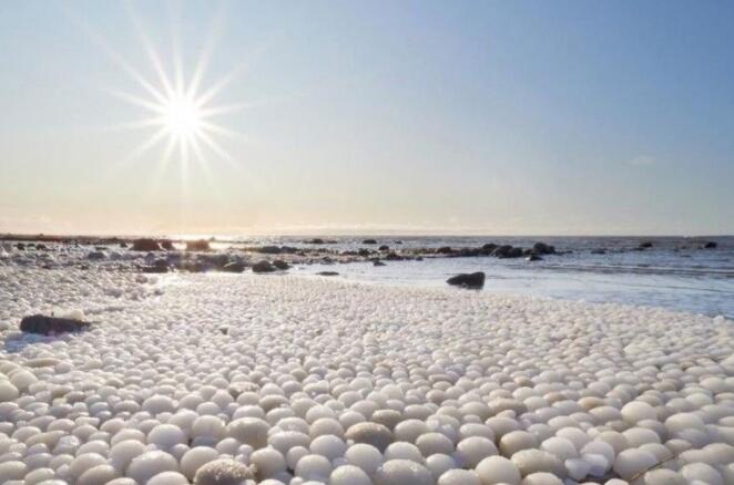 芬兰出现超罕见自然现象:海滩罕见出现上万颗“冰蛋”