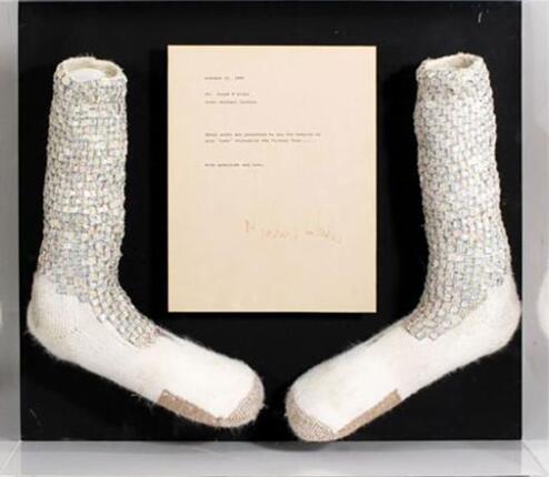 杰克逊水晶袜拍卖 这是迈克尔首次跳月球漫步时所穿的袜子