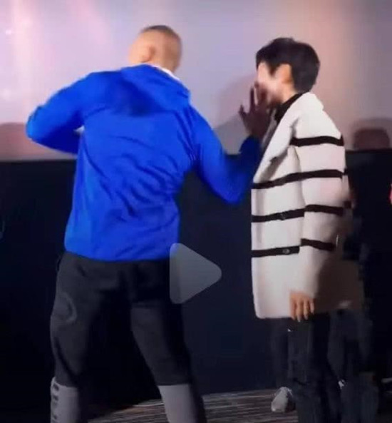 向佐自曝曾遭霸凌是怎么回事？宣传电影被当众扇耳光？