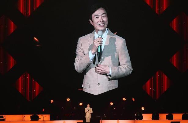 告别舞台!费玉清正式封麦是怎么回事?团队中人员哭成一团