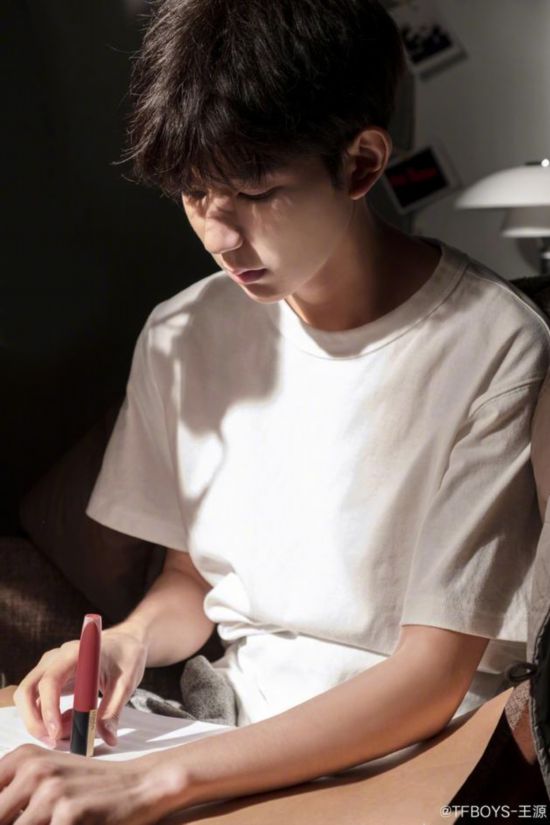 王源迎19岁生日 晒排练视频感谢大家祝福