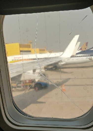 印度一客机机窗破裂后用胶带粘住继续飞 网友：心真大