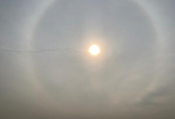 奇观!北京出现日晕景观 一道圆形的彩色光晕围绕太阳格外美丽