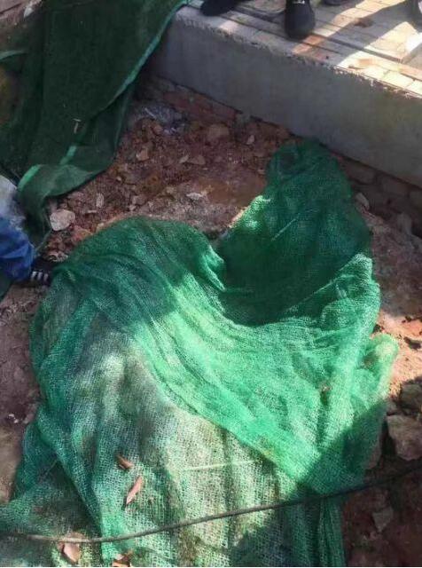 没有井盖！湖北武汉男童掉下工地井坑死亡：事发当晚井坑仍无井盖