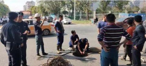 没有井盖！湖北武汉男童掉下工地井坑死亡：事发当晚井坑仍无井盖