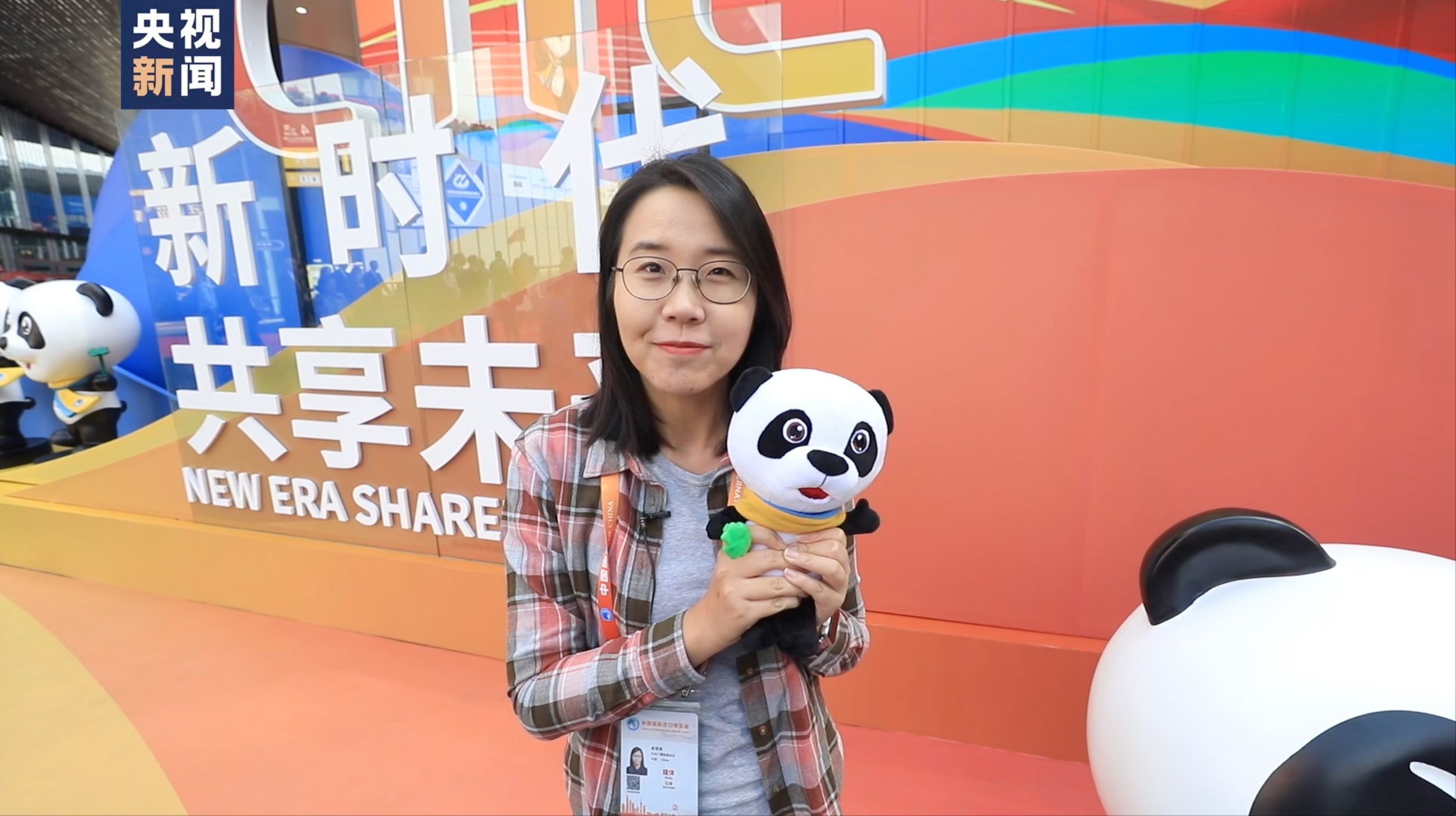 进博会Vlog丨跑得快的高跟鞋 塑料做的保暖衣……央视记者带你探寻进博会之最