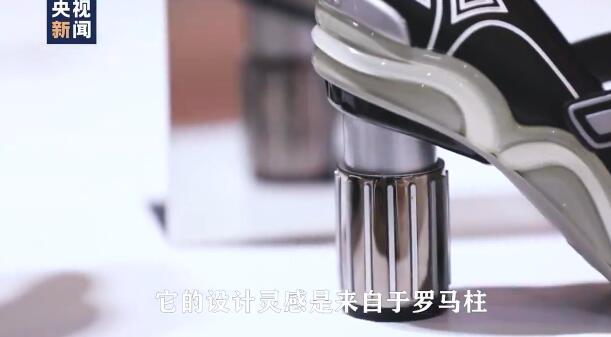 进博会Vlog丨跑得快的高跟鞋 塑料做的保暖衣……央视记者带你探寻进博会之最