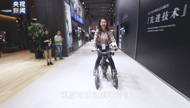 进博会Vlog丨跑得快的高跟鞋 塑料做的保暖衣……央视记者带你探寻进博会之最