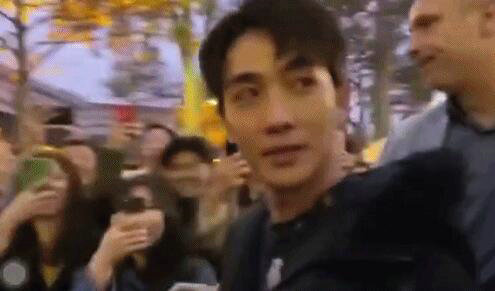 一脸问号！被男粉丝喊“老公” 朱一龙一脸懵表情逗趣