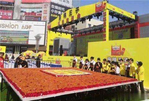 爱吃辣的有口福了！巨型辣条蛋糕亮相街头