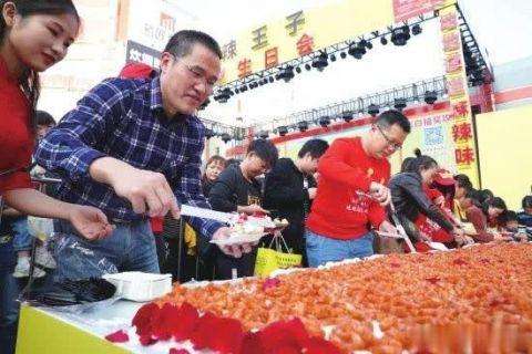 爱吃辣的有口福了！巨型辣条蛋糕亮相街头