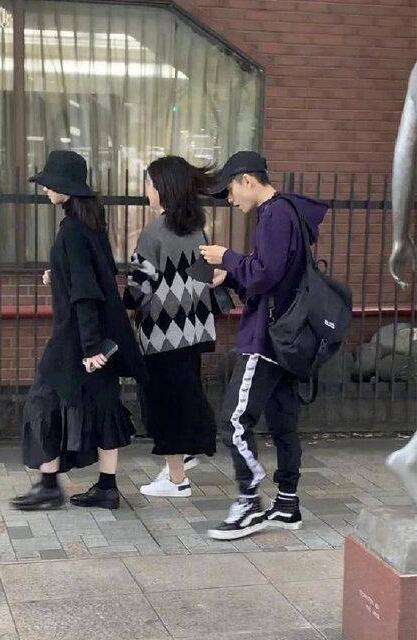 宋妍霏张一山同游怎么回事?绿椅子和同款水瓶令人不信都难