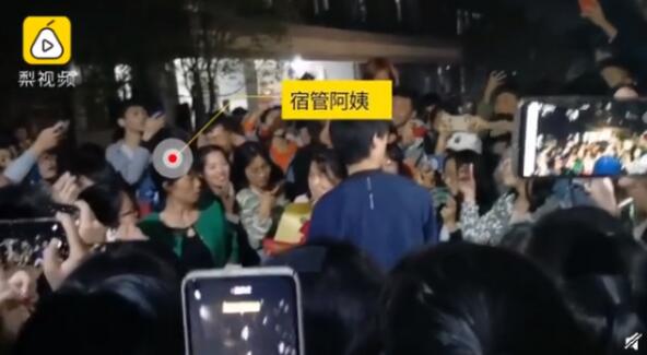 缘分？！男生表白跑错校区喊下同名女生，场面蜜汁尴尬