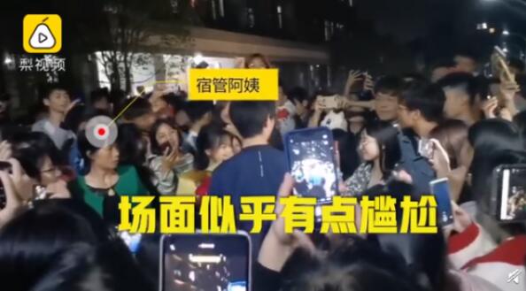 缘分？！男生表白跑错校区喊下同名女生，场面蜜汁尴尬