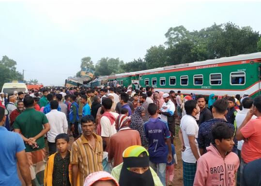 最新消息:孟加拉国火车相撞15死40伤 事故发生时大多数乘客在睡觉