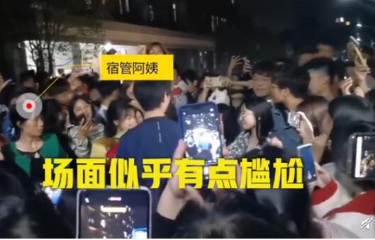 翻车！男生表白跑错校区喊下同名女生 这到底是什么样的缘分？