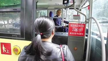 公交司机为游客手绘地图走红 你被暖到了吗？