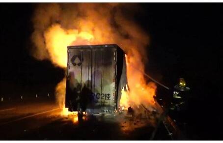 13吨包裹烧成灰 事发百世快递北京开往湖南物流车