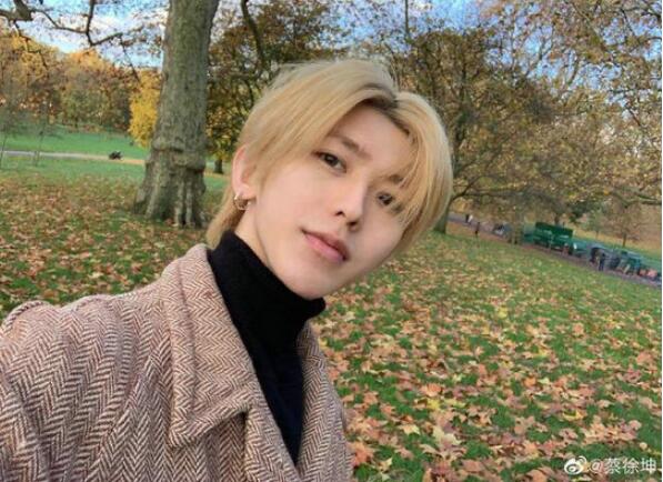 蔡徐坤赴英国进修 利兹大学音乐学院留影自拍