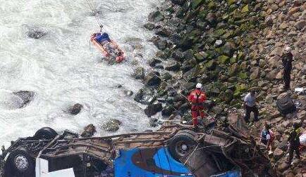 死伤惨重！秘鲁一辆大巴从悬崖坠落 6人死亡，37人受伤