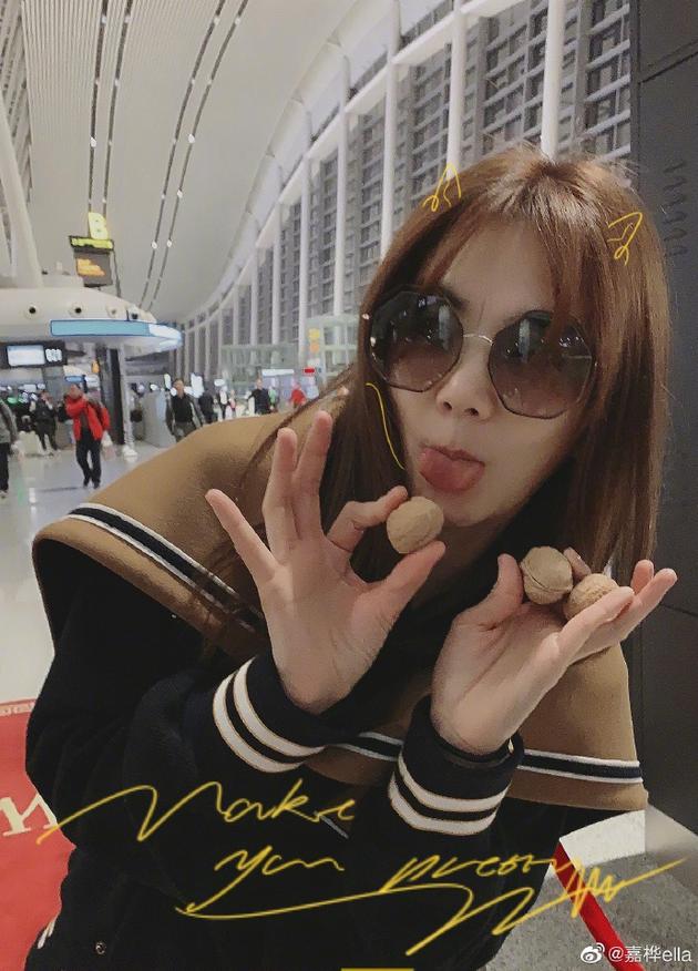 发生了什么？粉丝送Ella核桃补脑 Ella自侃会长脑的