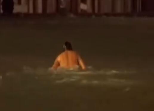 威尼斯80%被淹:圣马可广场变游泳池 有人甚至在水中游起了泳