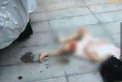 女子坠楼砸中女童