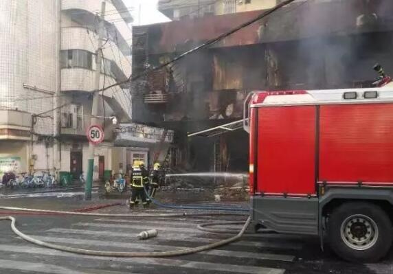 安徽蚌埠突发大火 1人前期逃生跳楼时受伤，无生命危险