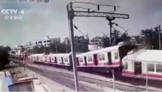 印度两列火车迎头相撞！监控拍下惊险瞬间