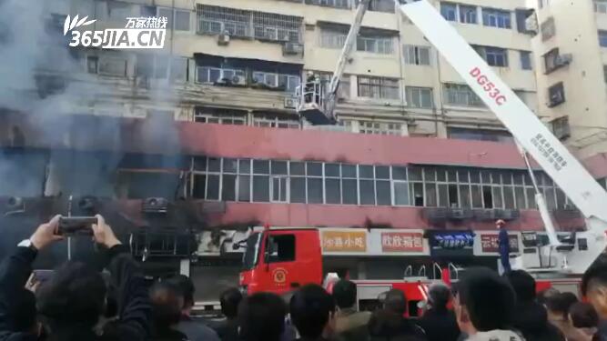 安徽蚌埠火车站附近发生大火 现场火光冲天 1人跳楼逃生受伤