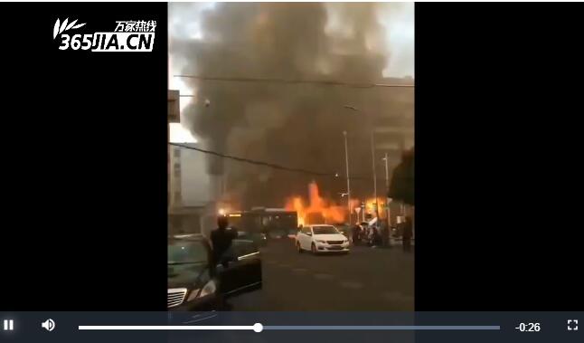 安徽蚌埠火车站附近发生大火 现场火光冲天 1人跳楼逃生受伤