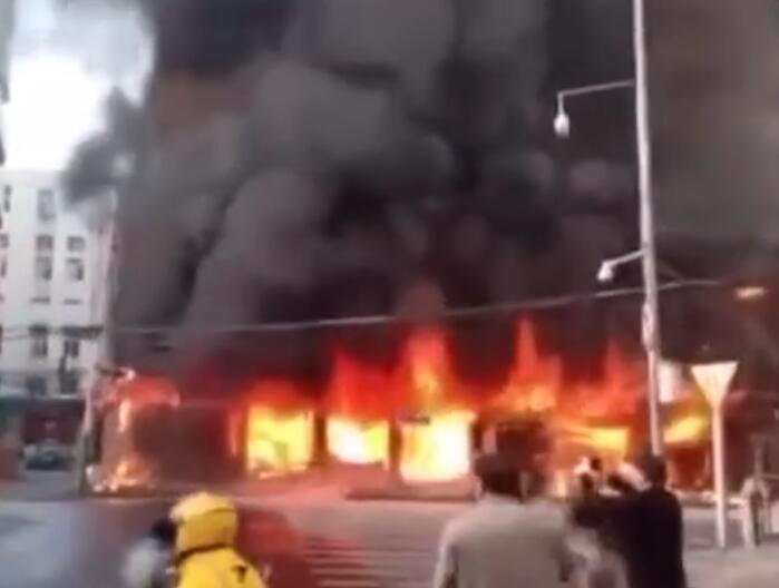 警情通报:安徽蚌埠突发大火 现场共救出21人1人逃生跳楼时受伤