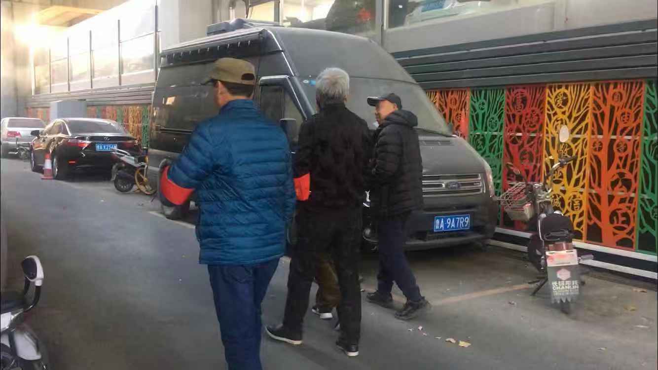 [温暖泉城]30多位老人自发维护小区车辆秩序