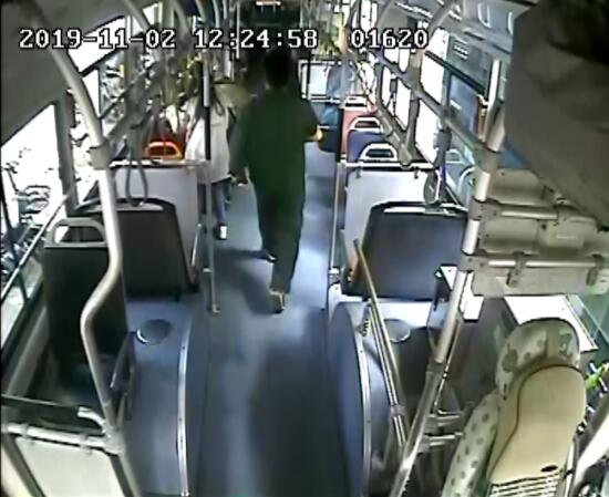 女学生乘公交突发疾病“动弹不得”，公交司机熊抱送其就医