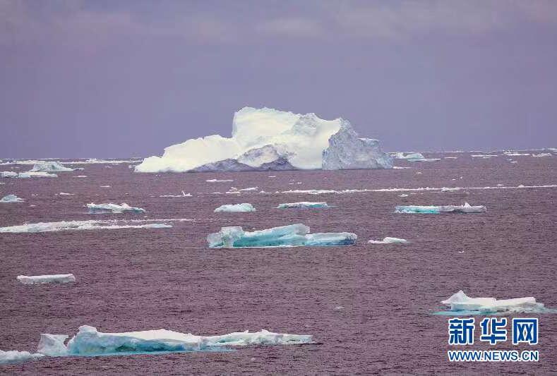 “雪龙2”号首次在南大洋浮冰区航行