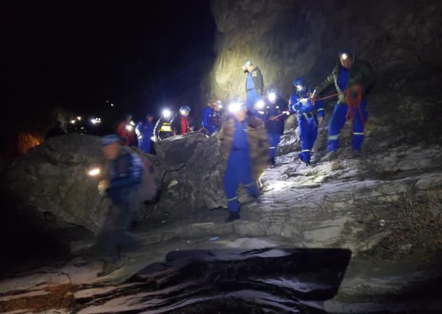 九级大风中爬野山，北京53岁女驴友被吹下20多米高悬崖