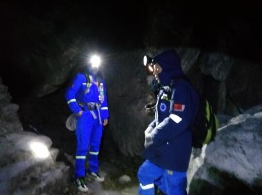 九级大风中爬野山，北京53岁女驴友被吹下20多米高悬崖