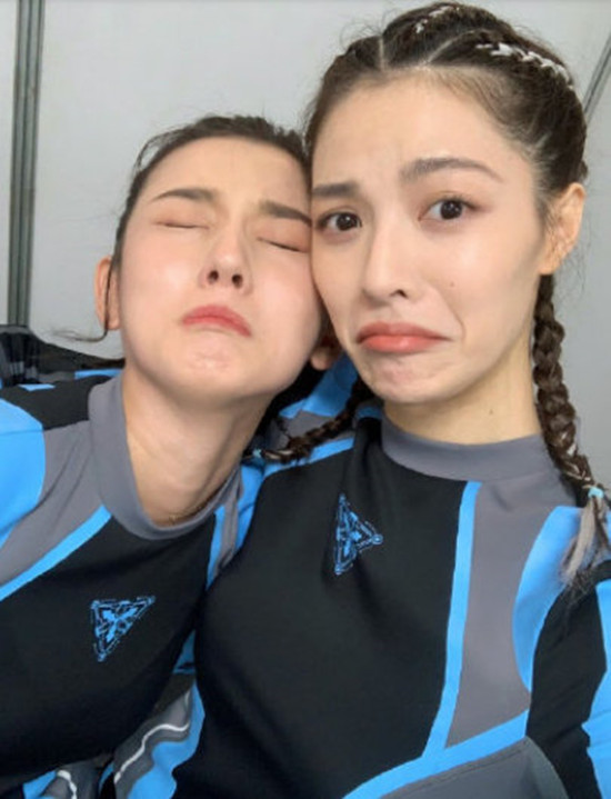 神仙友情！宋祖儿被钟楚曦摘假睫毛，一动不动太可爱了