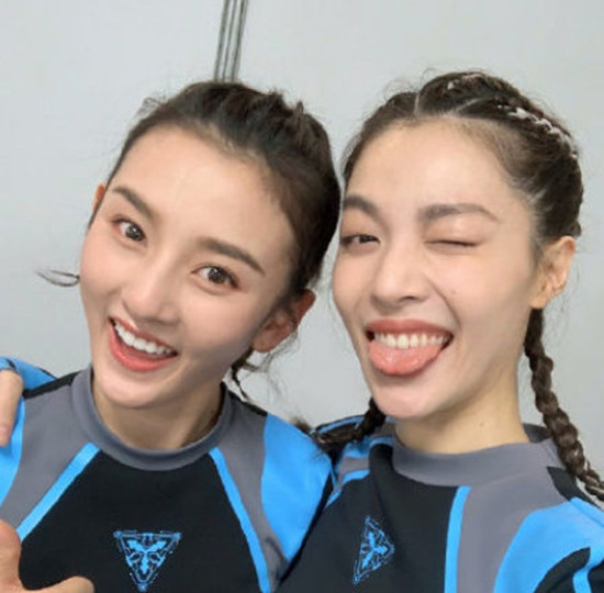 神仙友情！宋祖儿被钟楚曦摘假睫毛，一动不动太可爱了