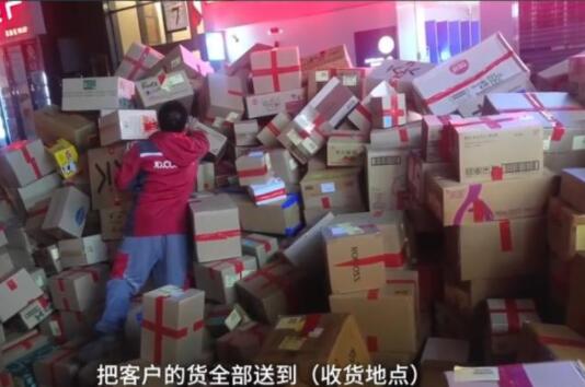 堆积如山！女子双11收1617件快递，快递小哥：真的很累