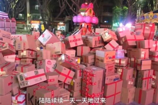 堆积如山！女子双11收1617件快递，快递小哥：真的很累