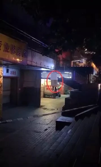 监控曝光！南宁一老人在超市门口上吊身亡，到底发生了什么？