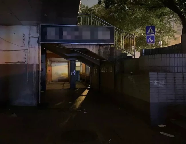 监控曝光！南宁一老人在超市门口上吊身亡，到底发生了什么？